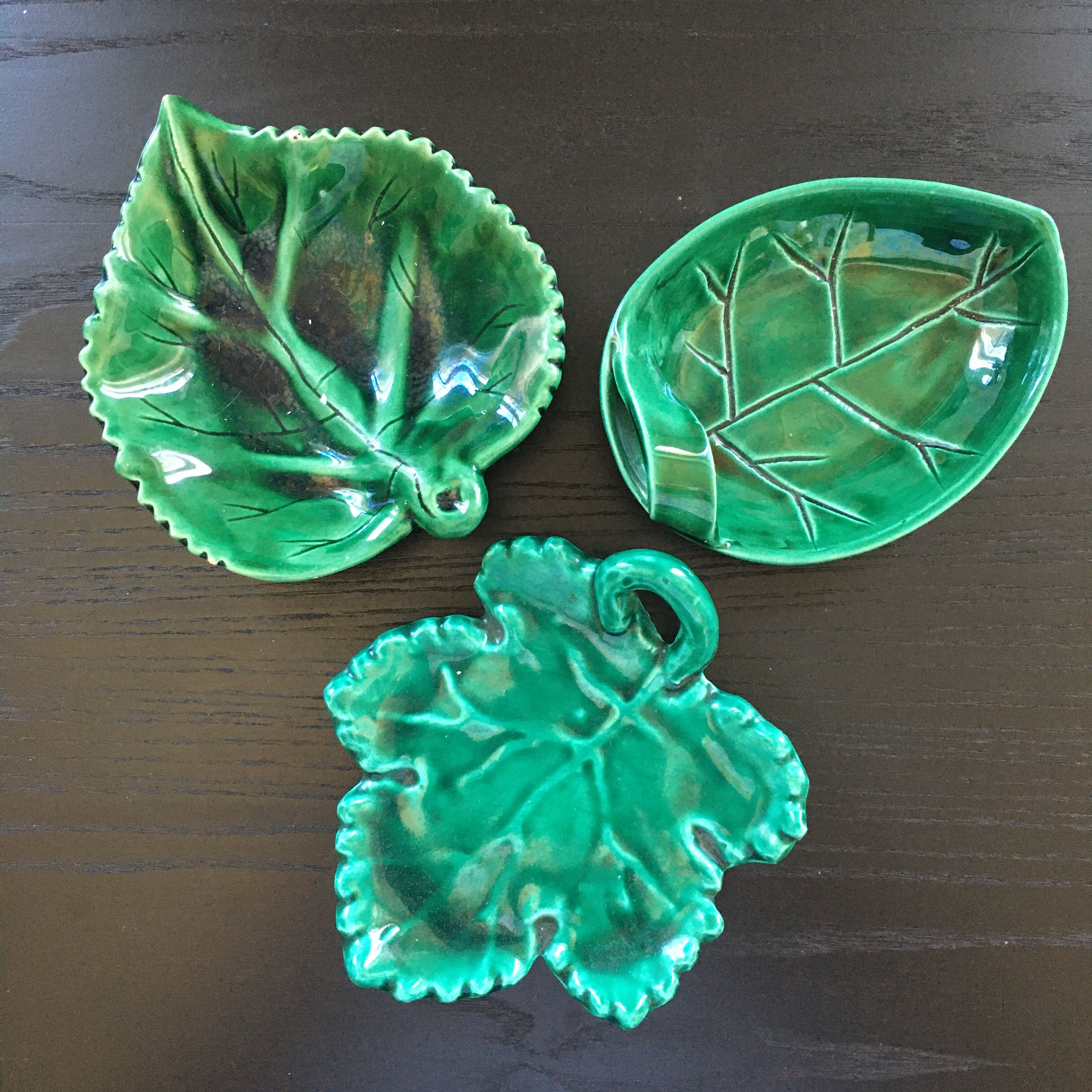 Collection of 3 leaf-shaped trays.