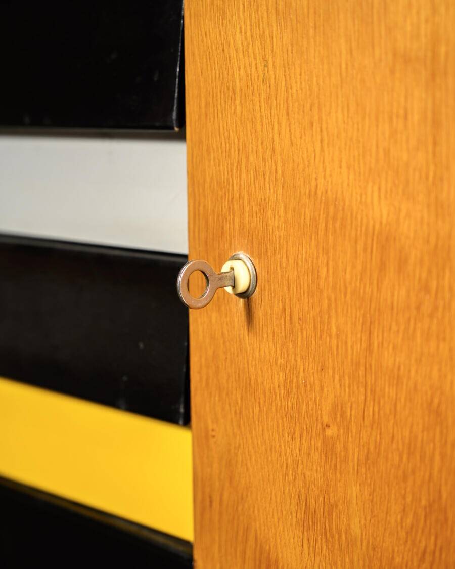 Buffet Jiri Jiroutek tiroirs jaunes