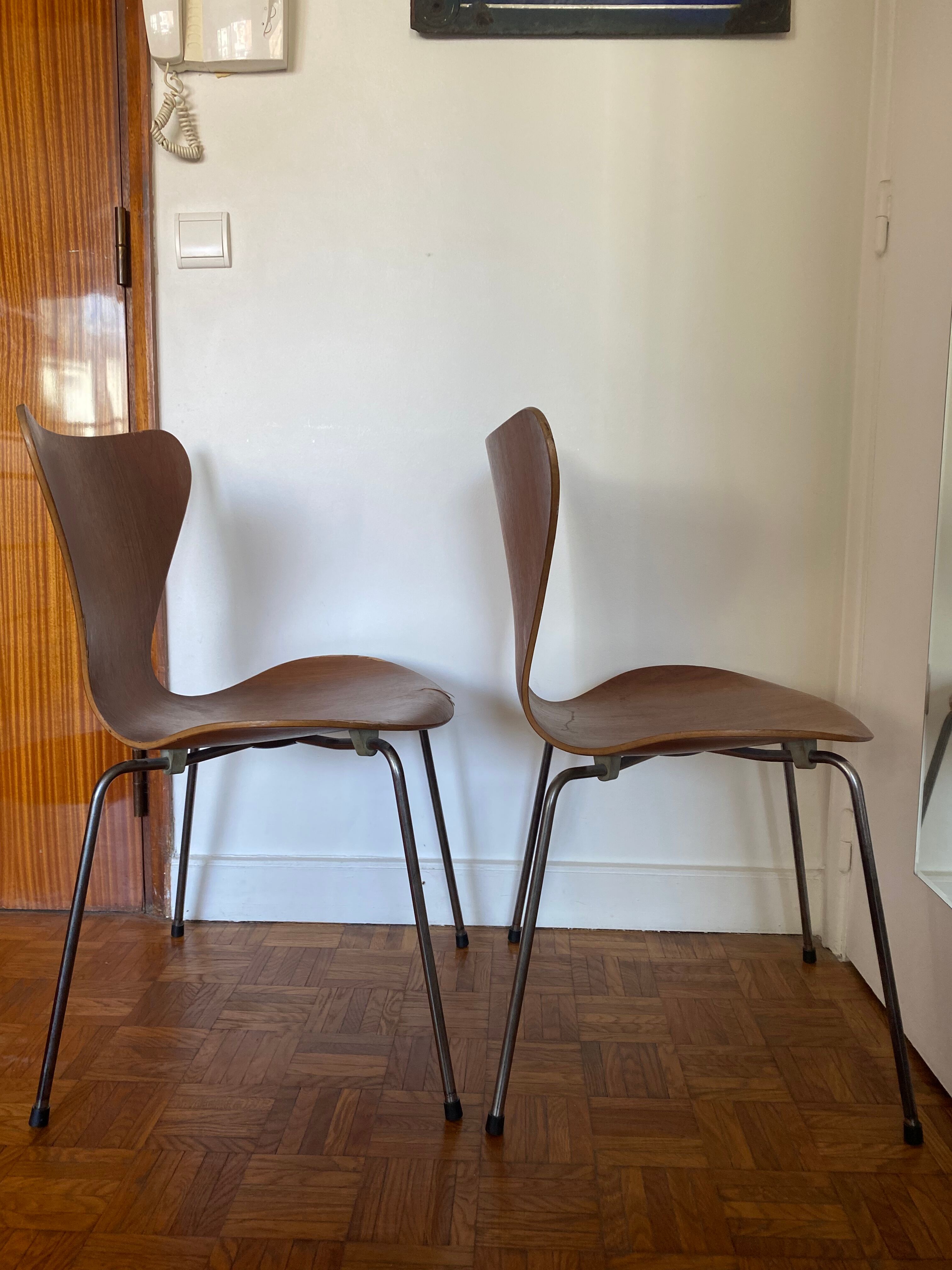 Pair of 2 Fritz Hansen 7 series chairs signed Mobilier International