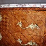 Commode de style Louis XV en marqueterie de cube