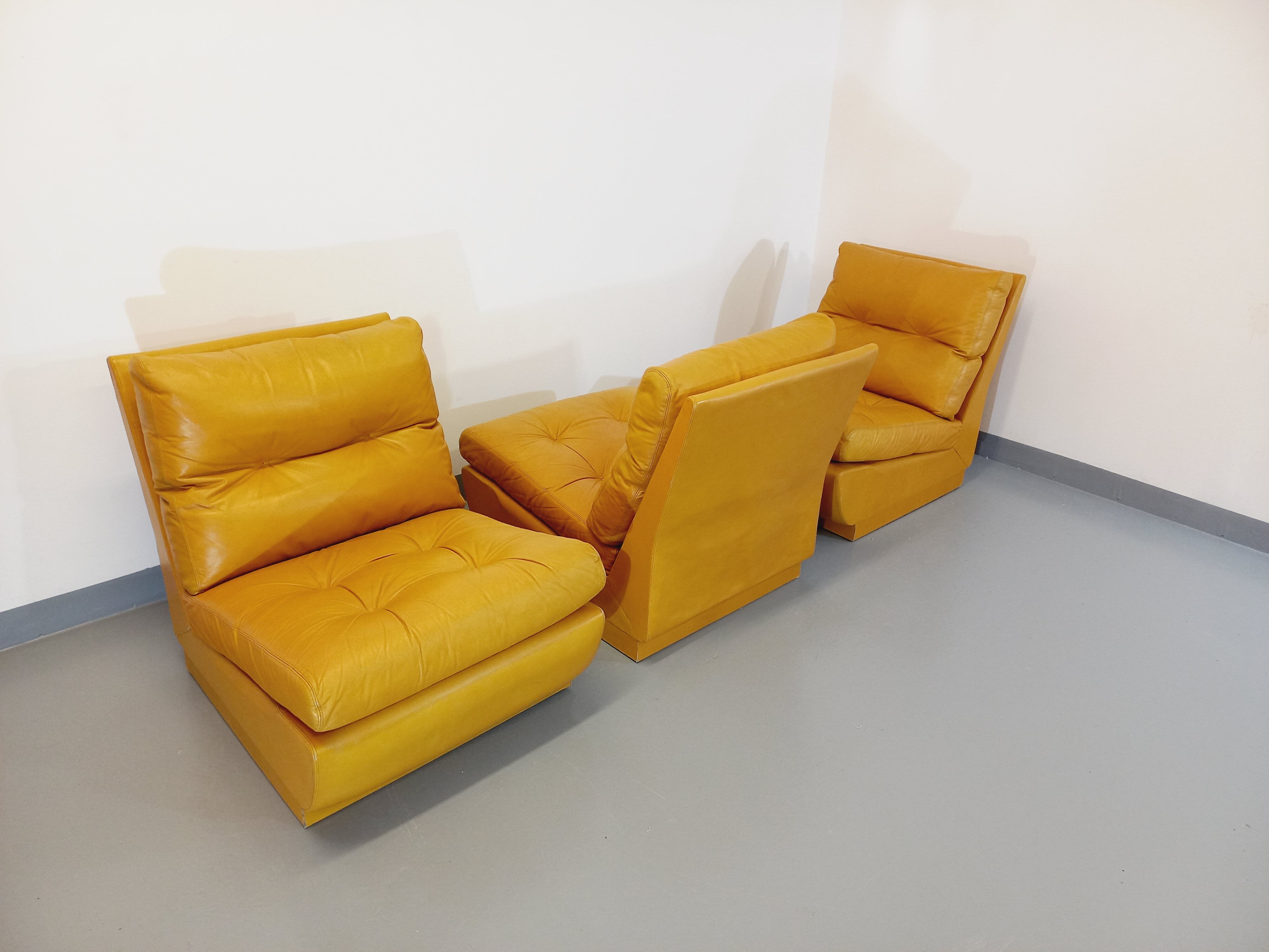 Suite of 3 Roche Bobois vintage chauffeurs in mustard yellow leather 70s