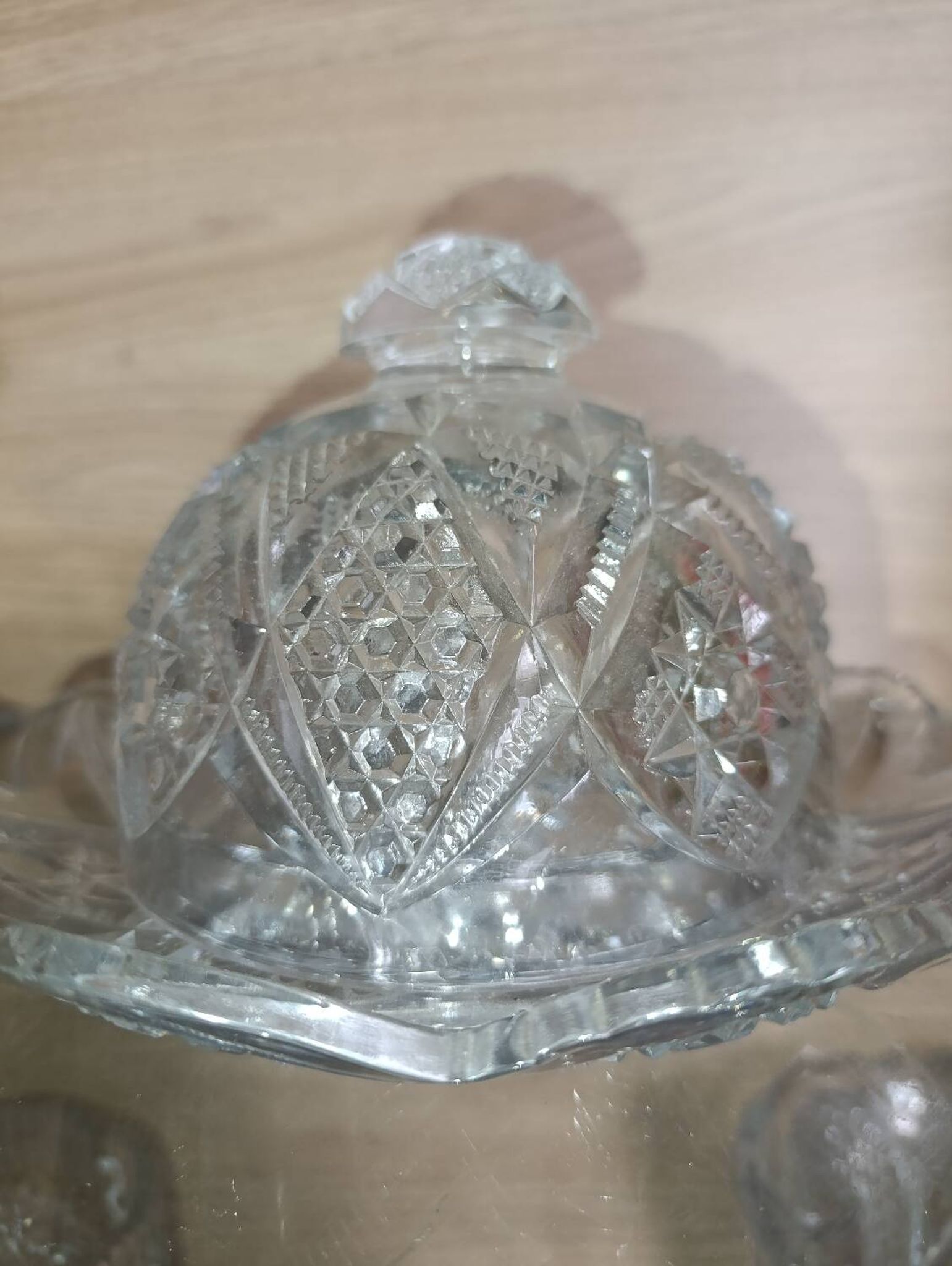 Beurrier ancien en verre taillé