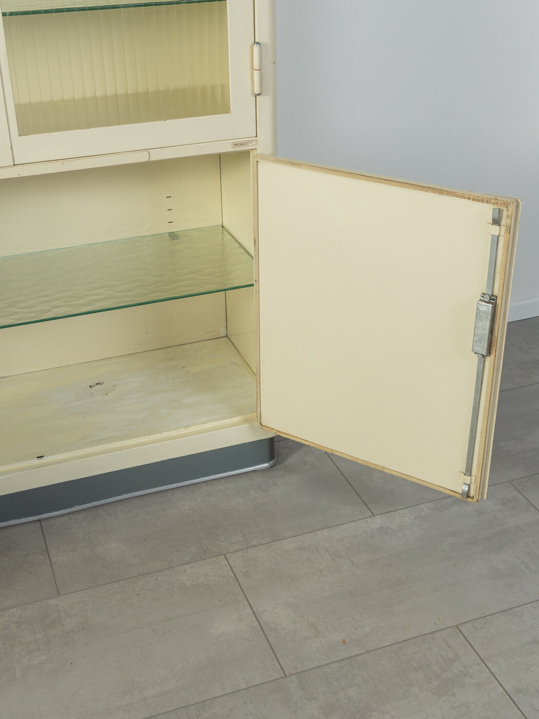 Armoire à pharmacie des années 1950 , Maquet