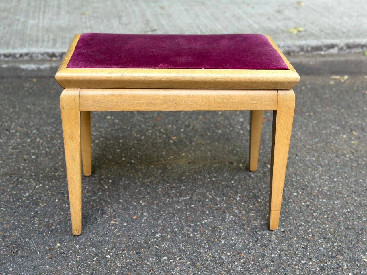 Adjustable piano stool in light beech and purple velvet.