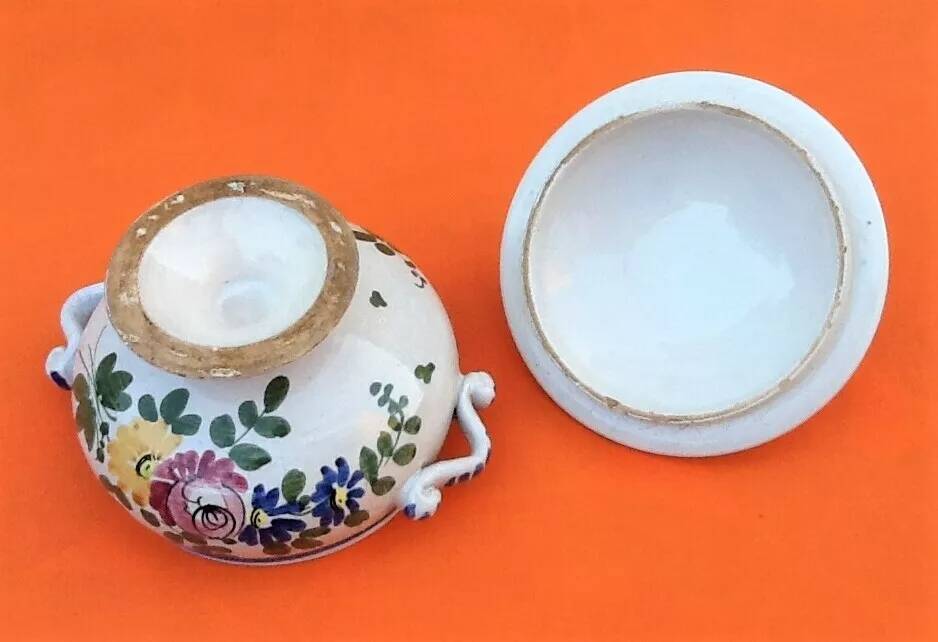 Petit bouillon sur piédouche  Ancienne céramique polychrome