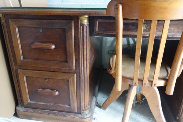 Bureau en bois massif notaire et chaise américaine pivotante