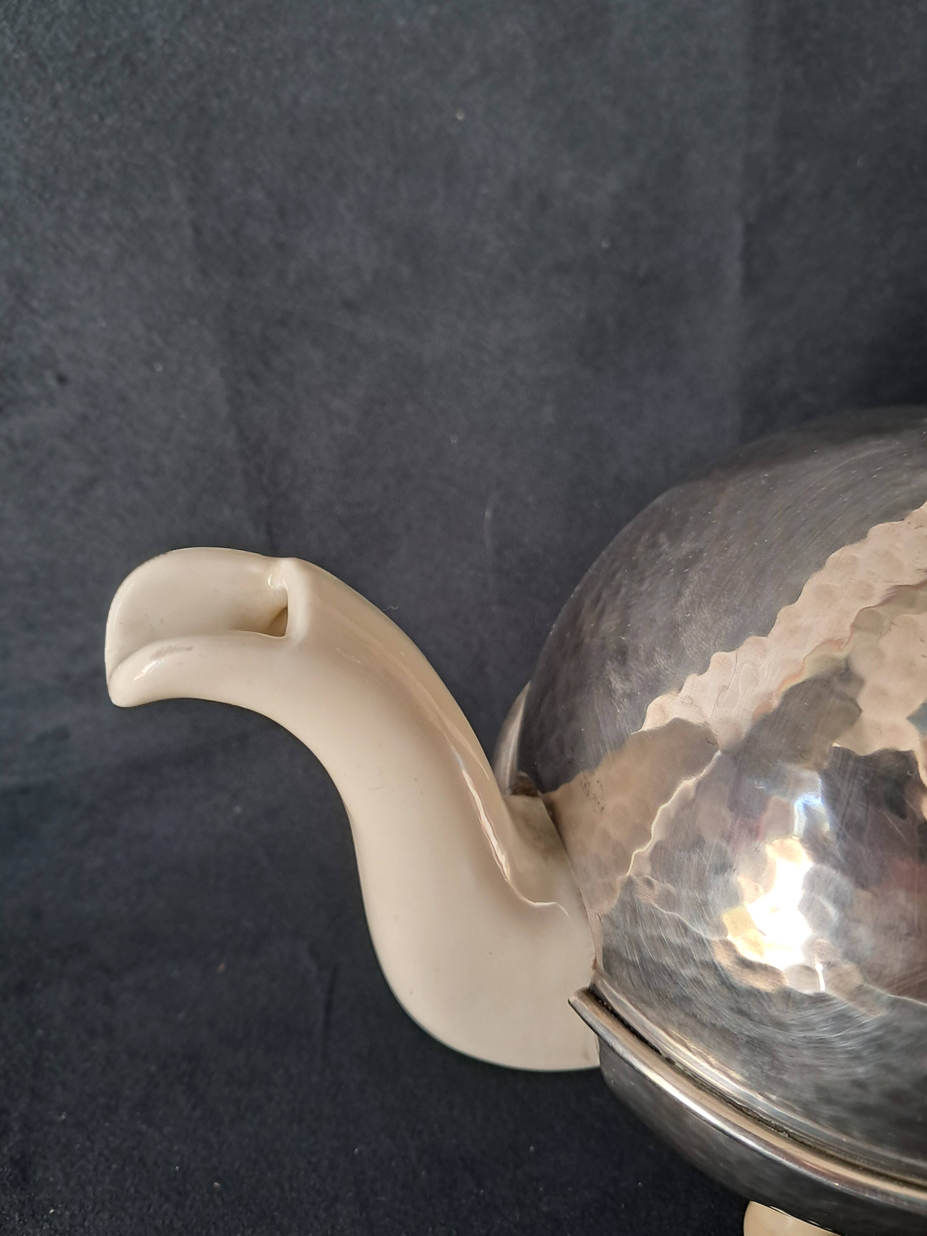 Théière Art Déco / Bauhaus en Métal Argenté Martelé et Faïence par WMF