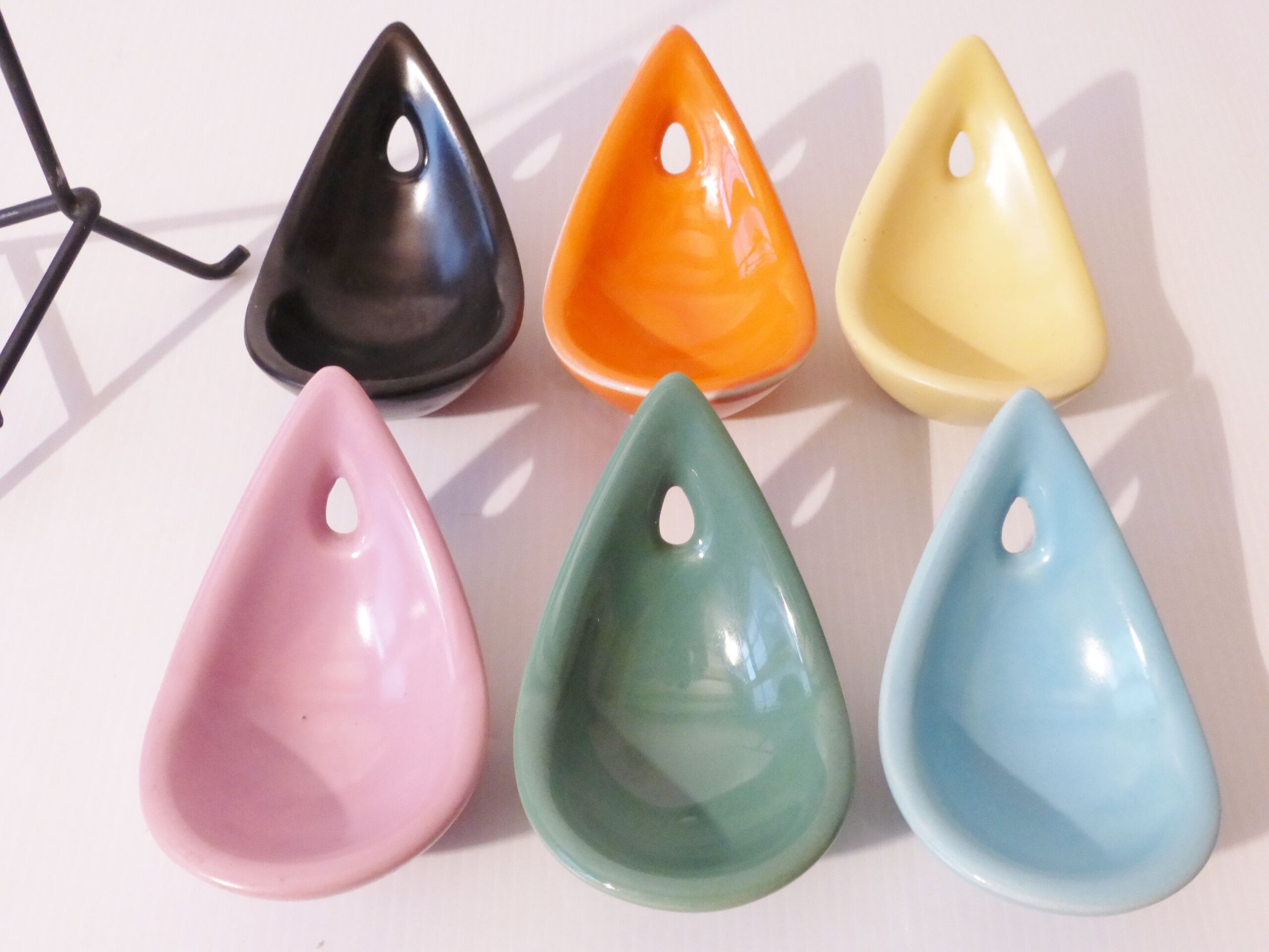 Superb suite of 6 ashtrays ceramic 1950 vintage 50s metal storage rack