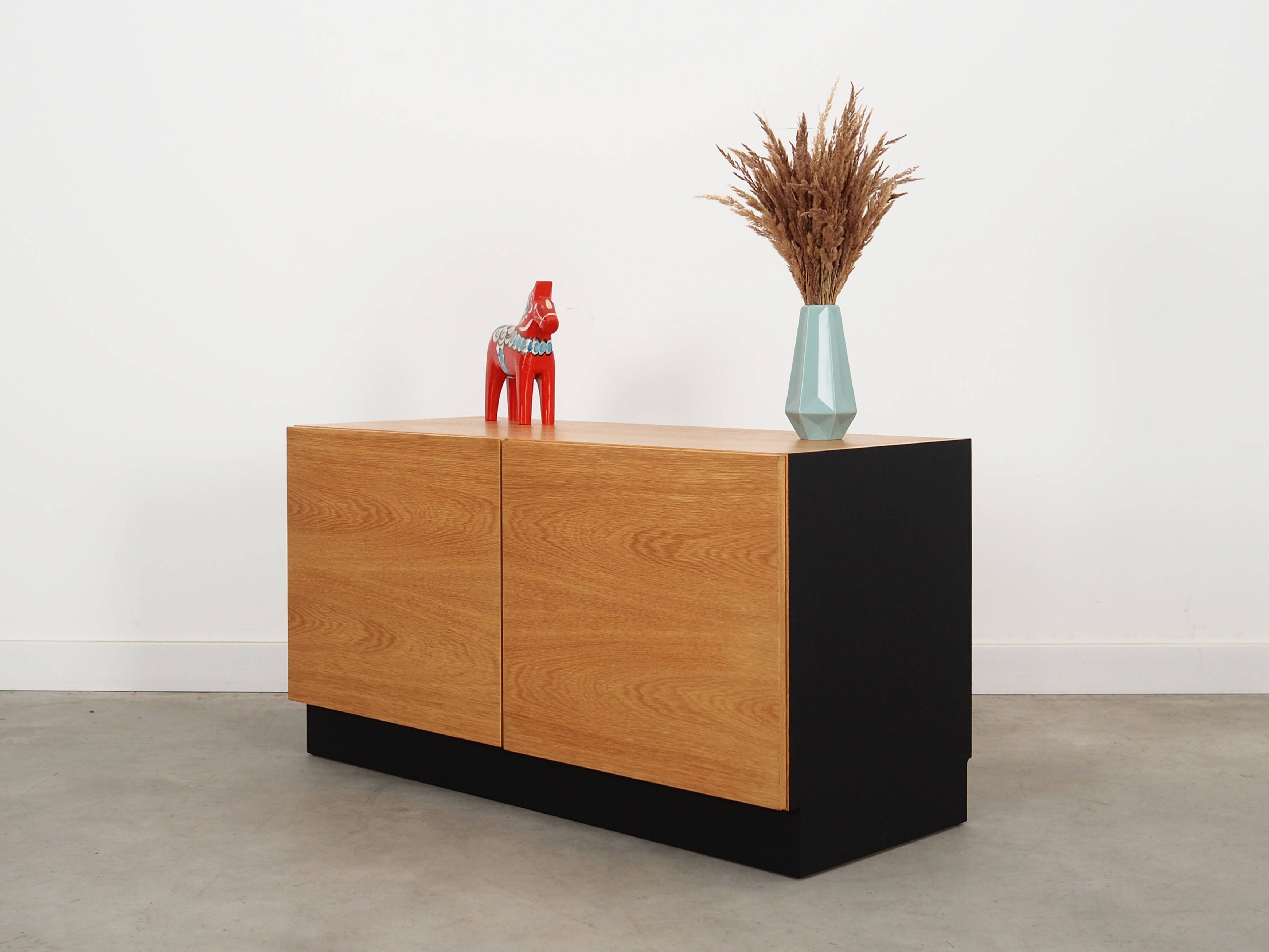 Buffet en frêne, design danois, années 1970, production : Danemark