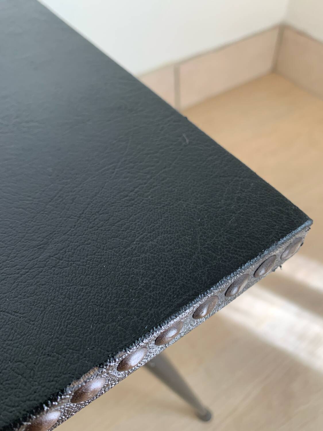 Table basse vintage métal et skai noir