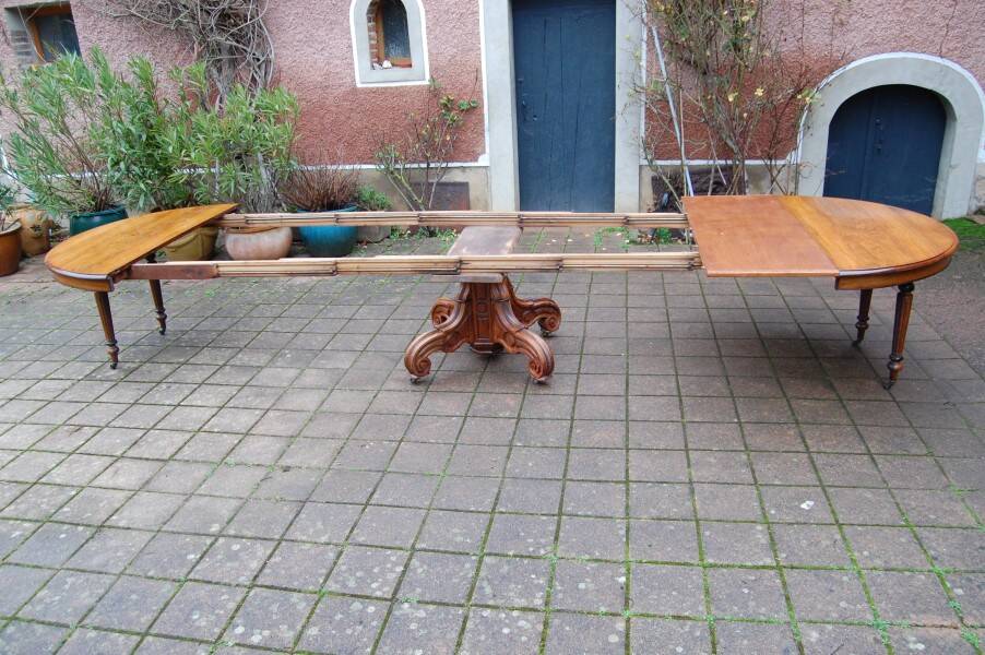 Extensible Napoleon III table in walnut, late 19th century.