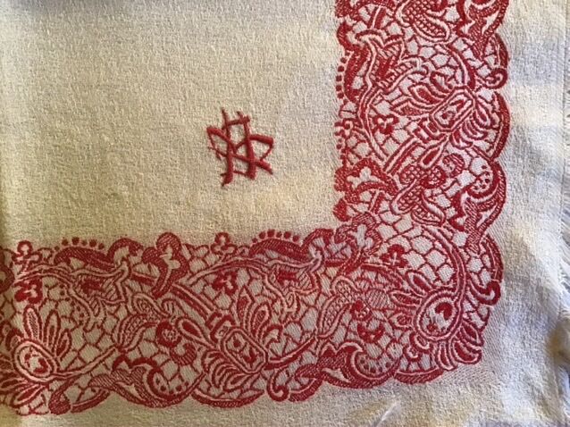 Red and white square sheet 140x140 and 6 towels