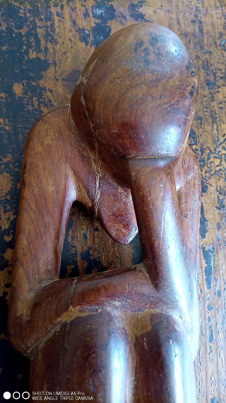 Sculpture sur bois maurice tavernier (1926 - 2018) homme assis 27,5 x 11,5 cm