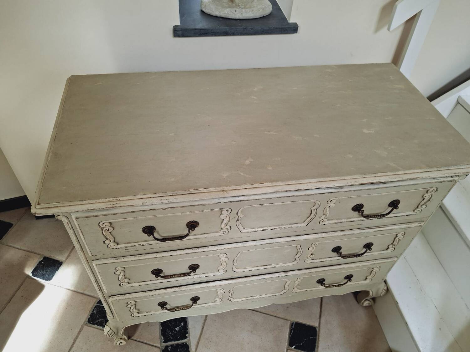 Distressed chest of drawers