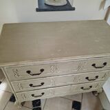 Distressed chest of drawers
