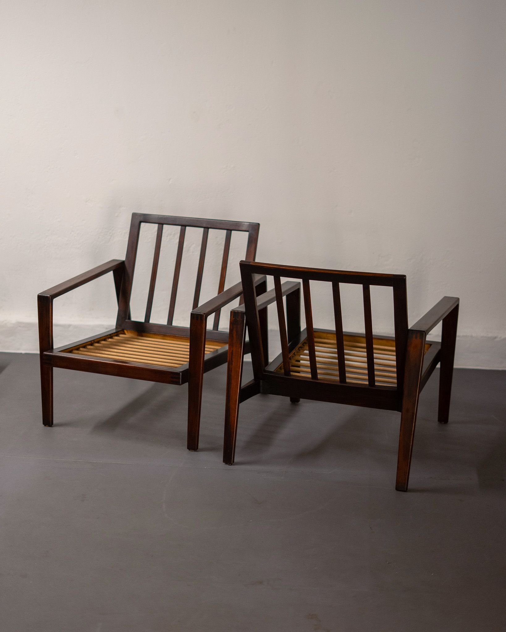 Fauteuil Knoll Antimott en noyer et tartan