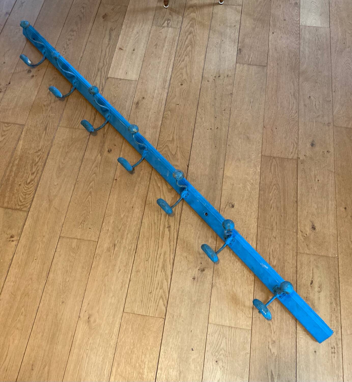 Wall-mounted coat rack with 7 hooks, length 191 cm