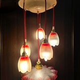 Suspension with tulips and a red scalloped lampshade.