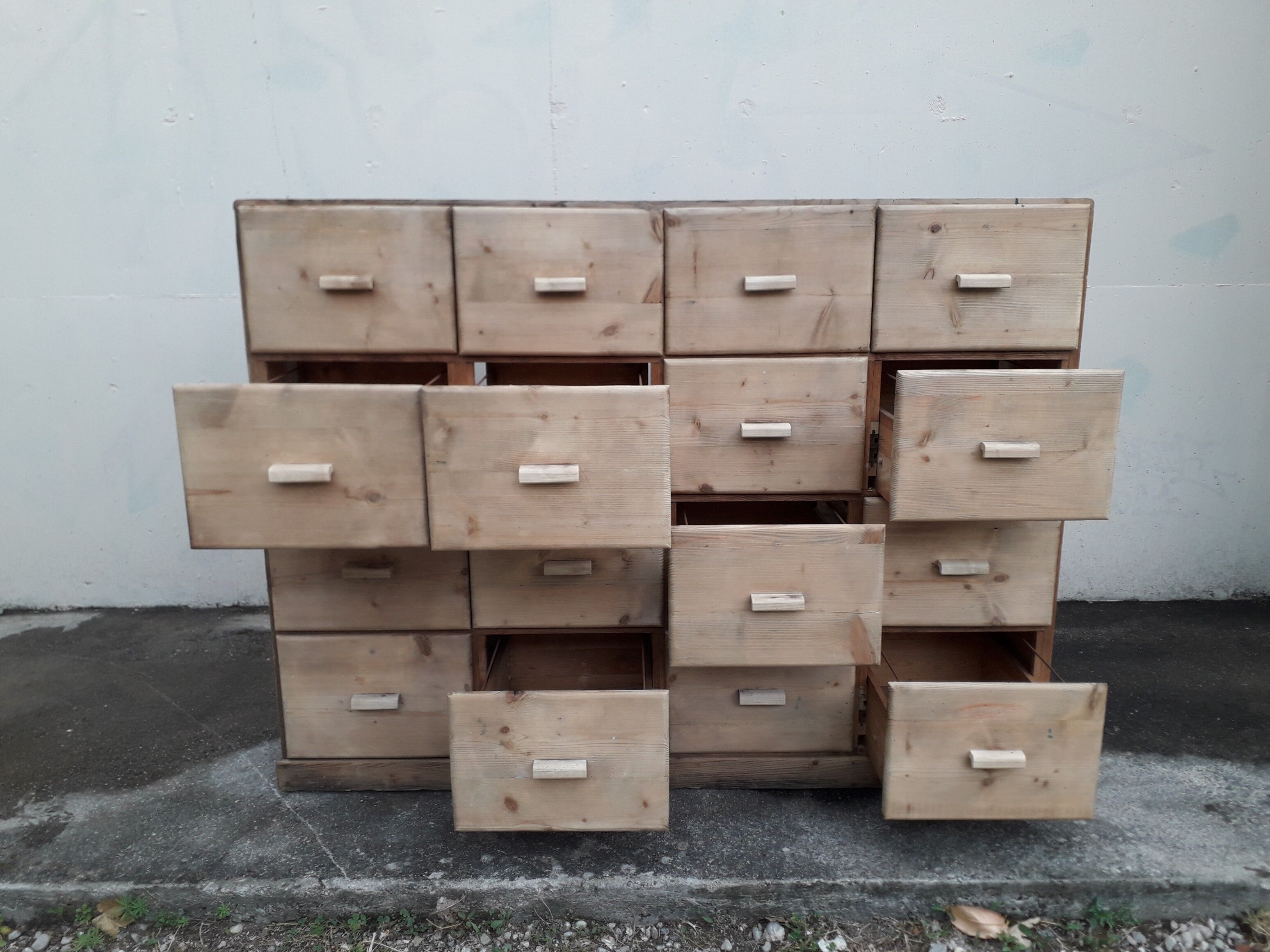 Trade cabinet with drawers