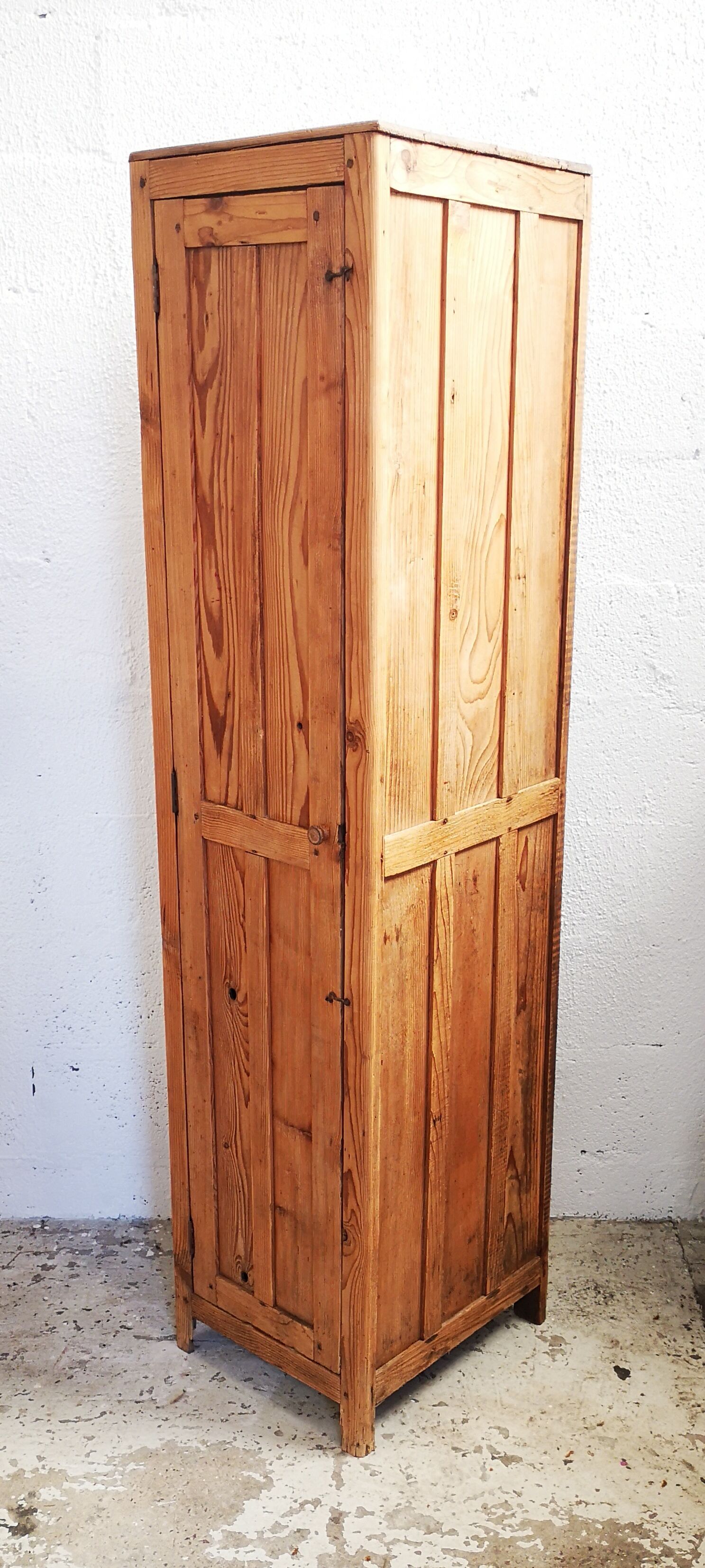 Parisian wardrobe in pine