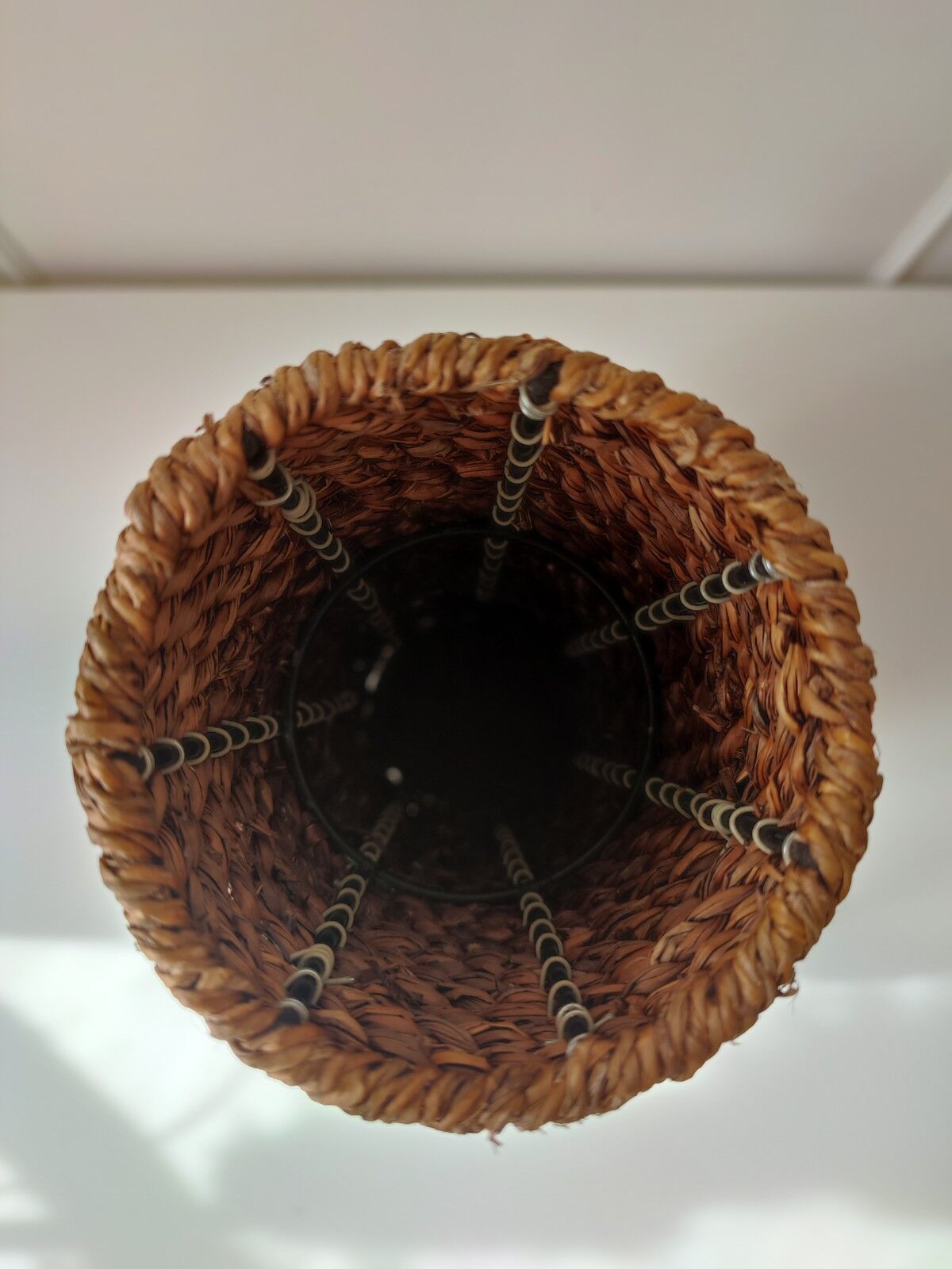 Vase tressé en jonc de mer