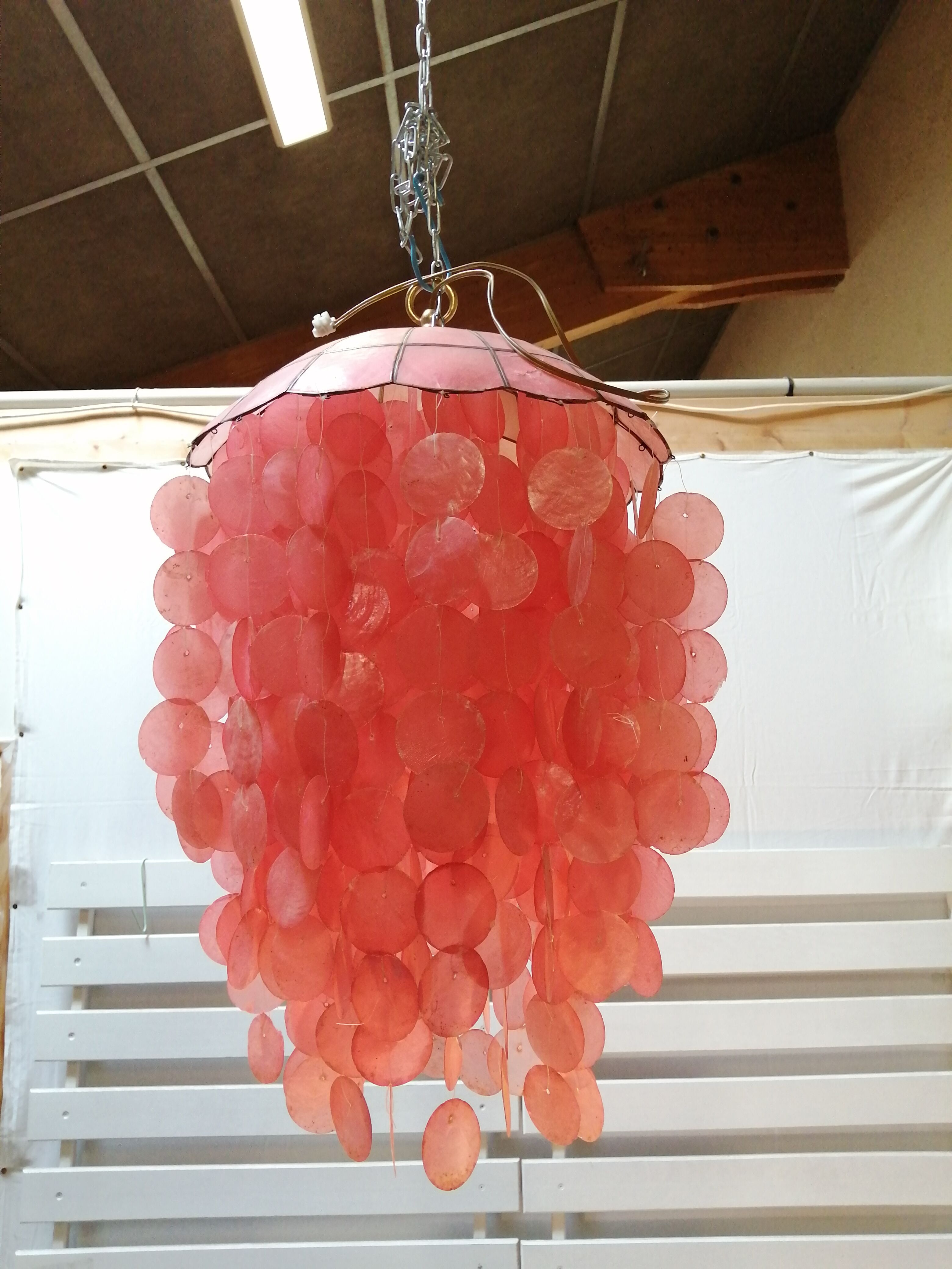 Suspension with pink mother-of-pearl tablets