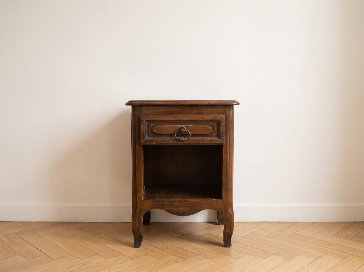 Table de chevet ancienne en bois massif
