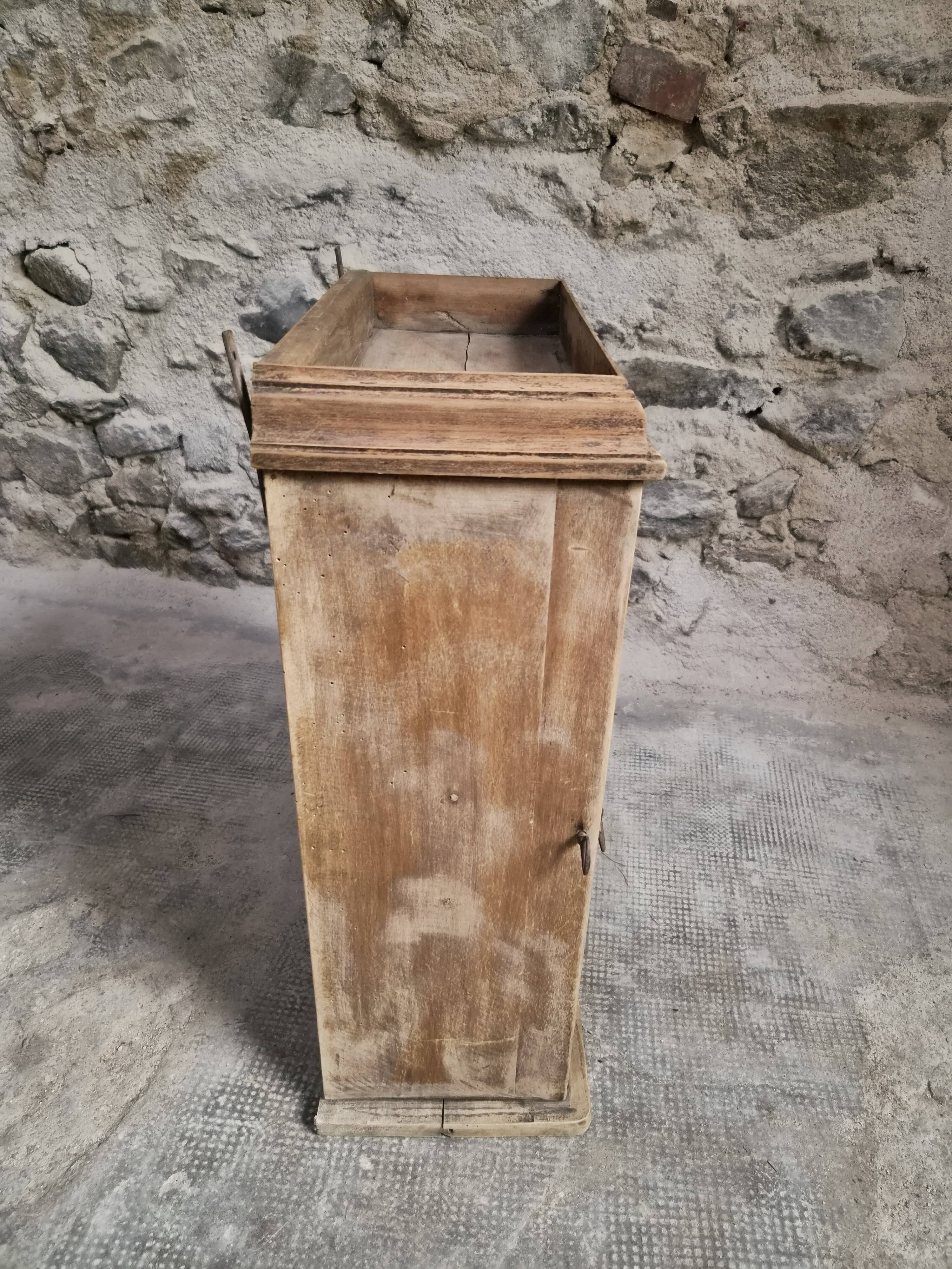 Armoire murale française ancienne, placard suspendu en pin et chêne, porte vitrée, vers 1850–1900