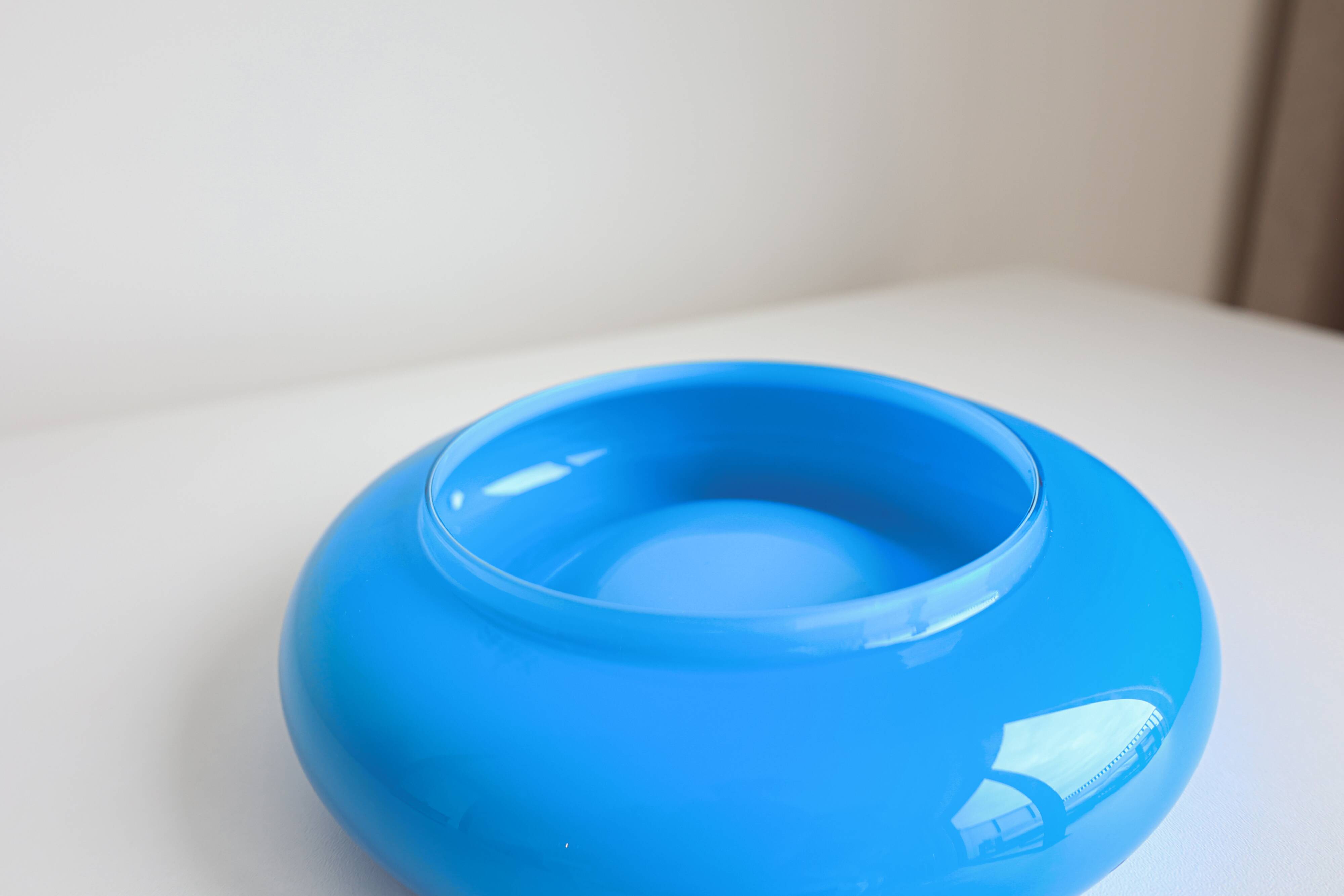 Bol en porcelaine bleue de Murano, par Vincenzo Nason, années 1980, Italie.