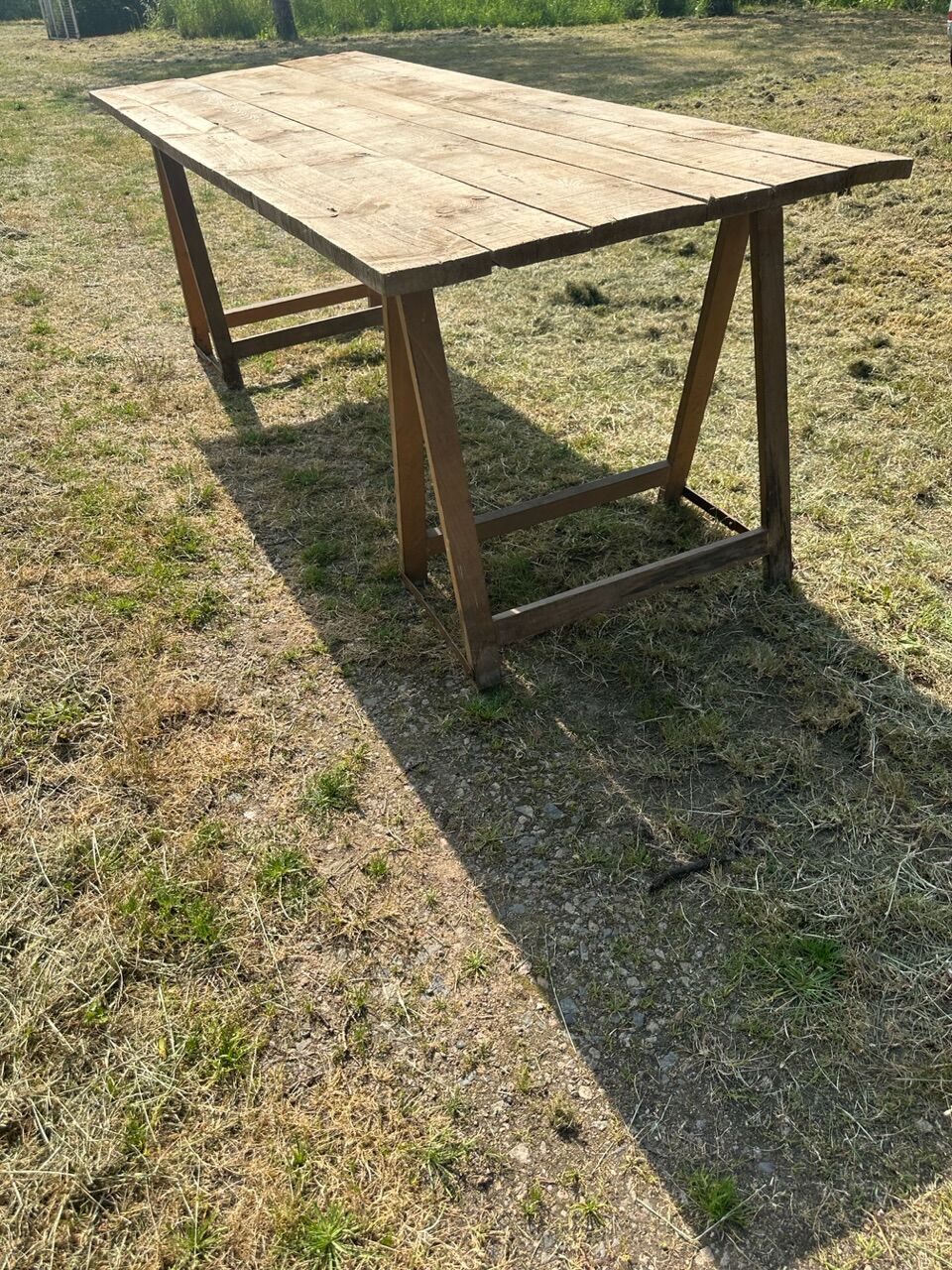 Table and trestles fir tray