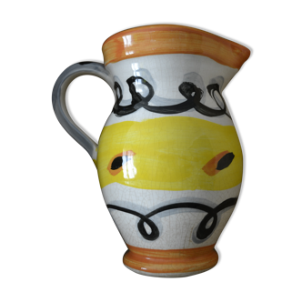 Pitcher with geometric patterns