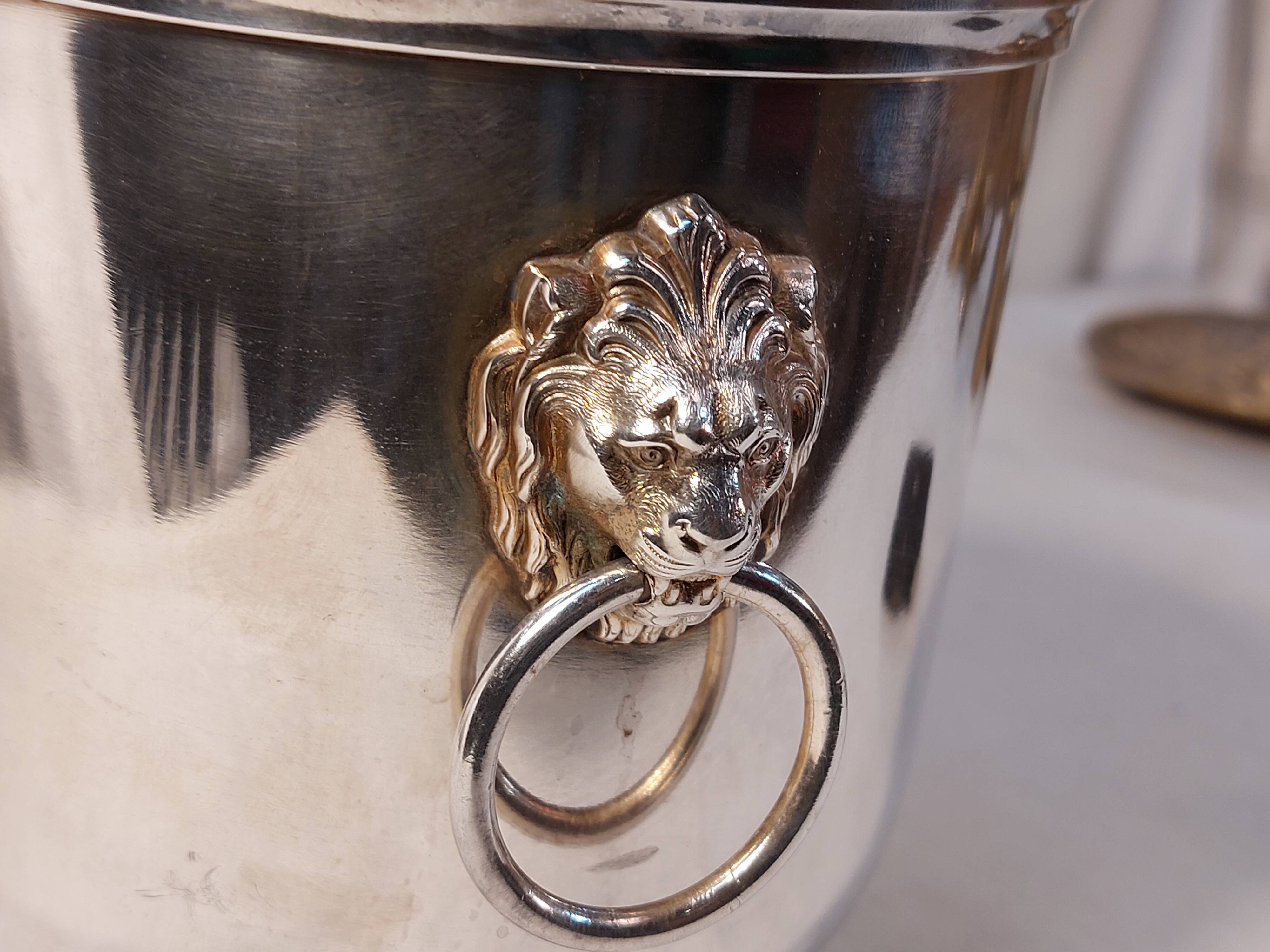 Silver-plated metal table ice bucket with lion head decoration