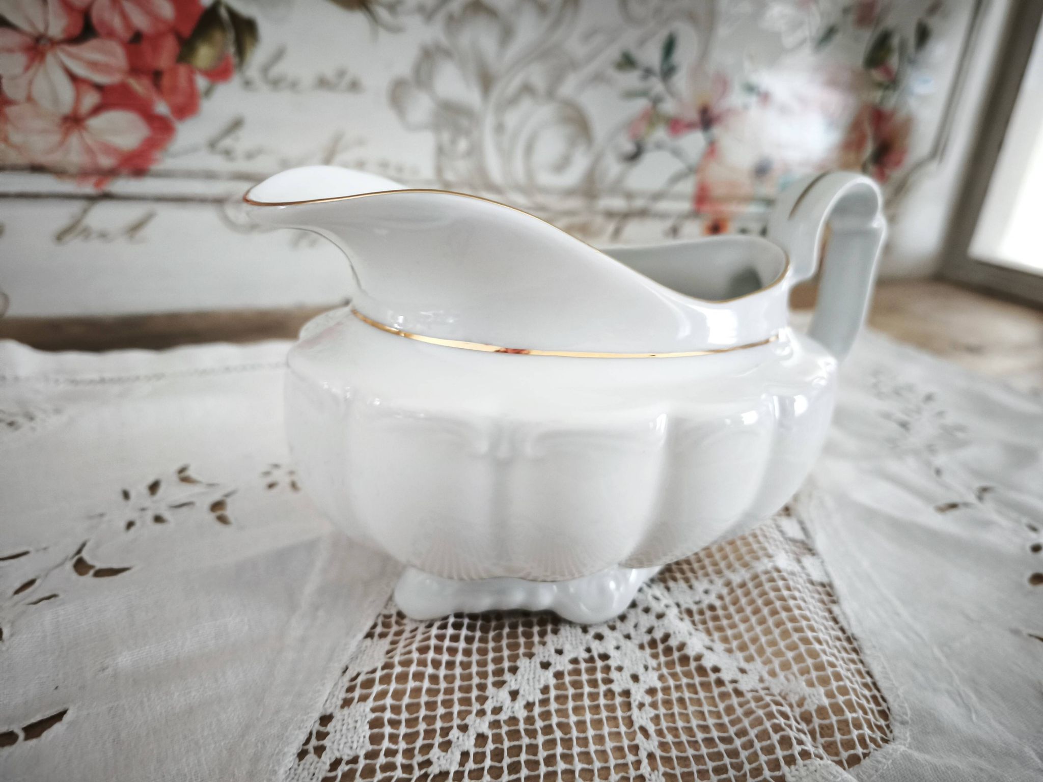 Saucière en porcelaine Manufacture blanche double filet or peint à la main