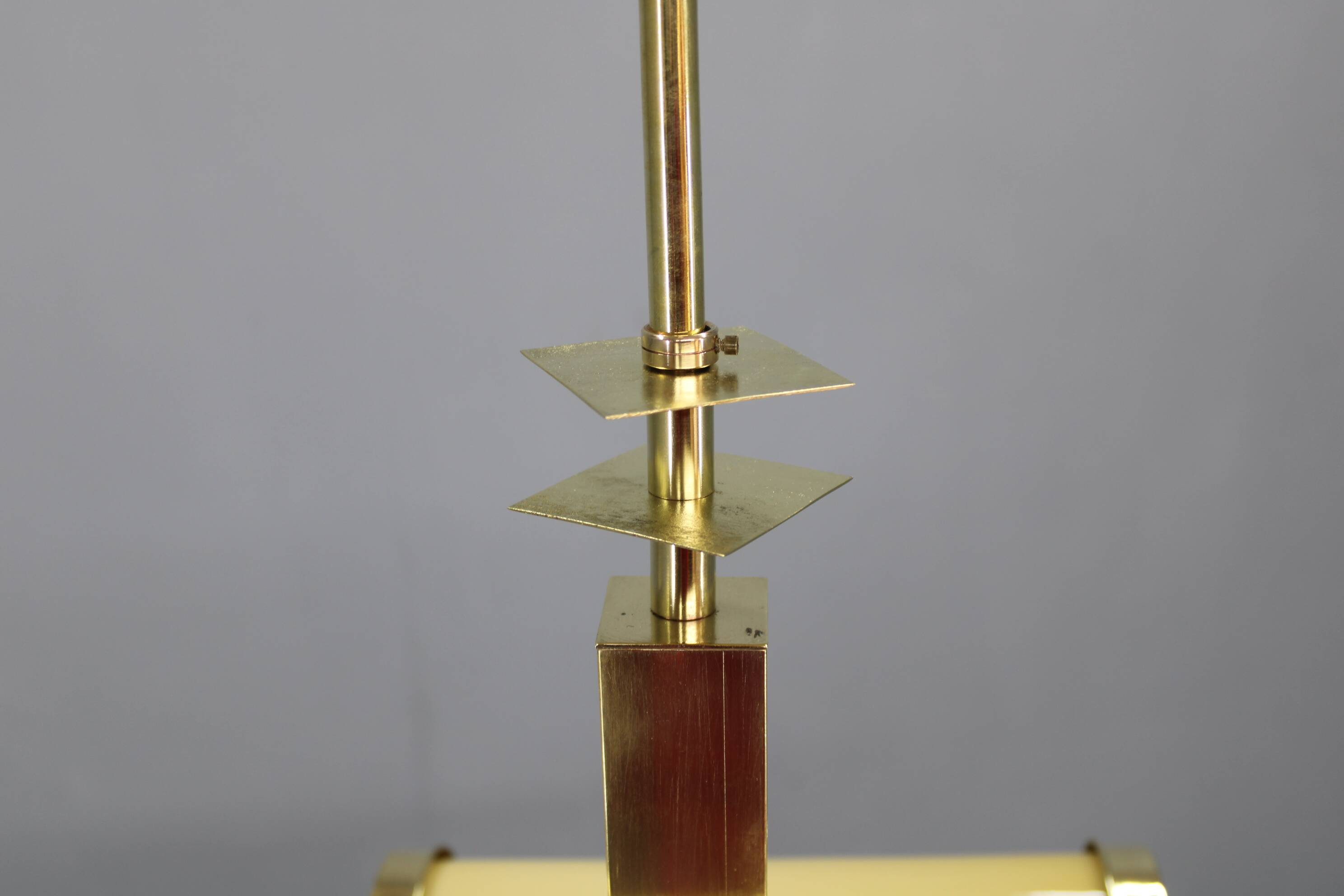 Lustre Art Déco tchécoslovaque en laiton des années 1930, avec globe et abat-jour opalescents.