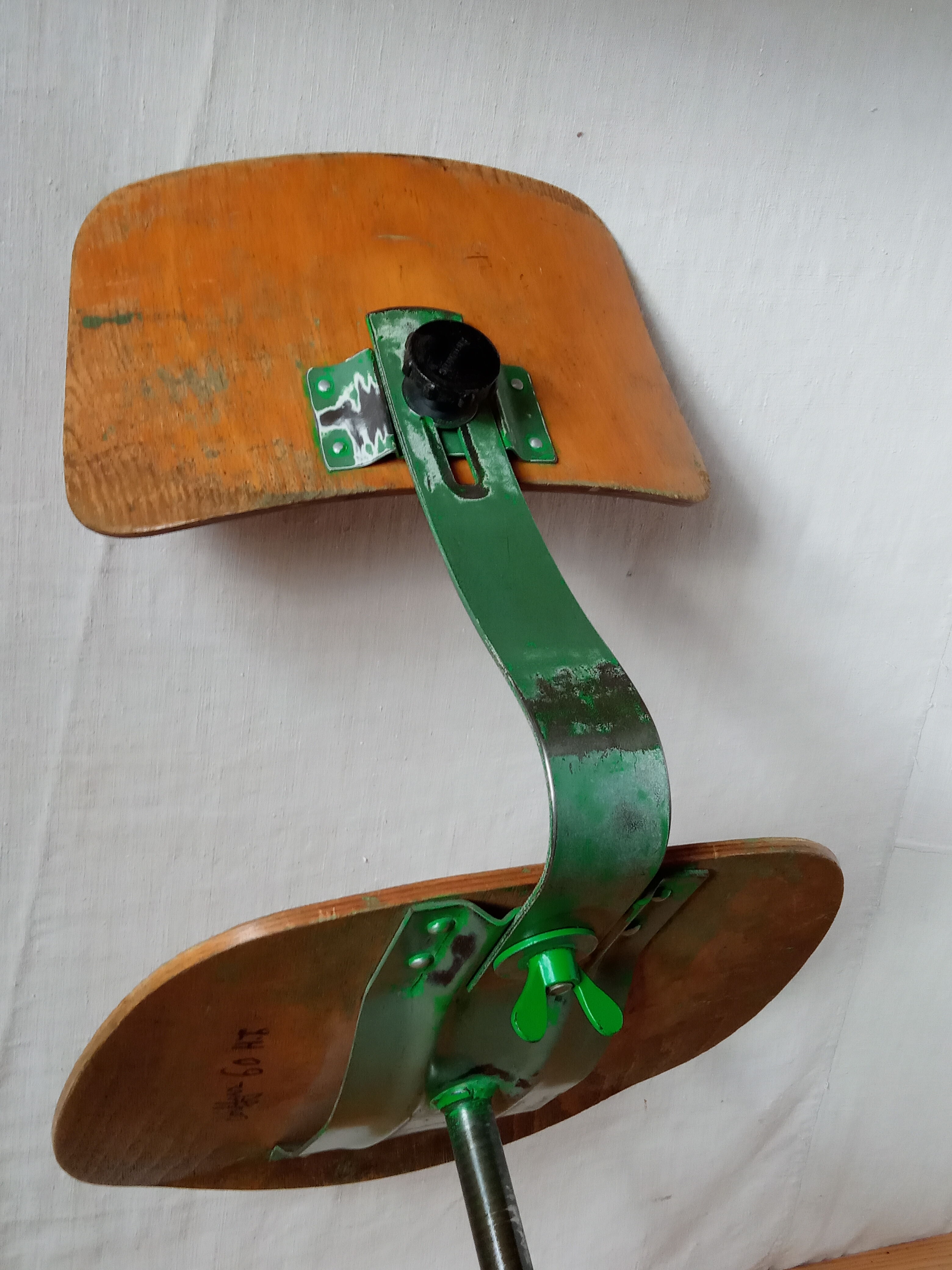 Swivel and telescopic workshop chair