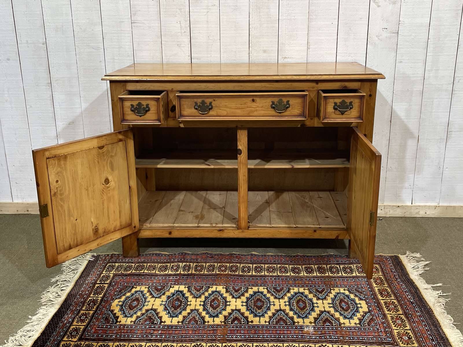 Buffet anglais en sapin des années 1950