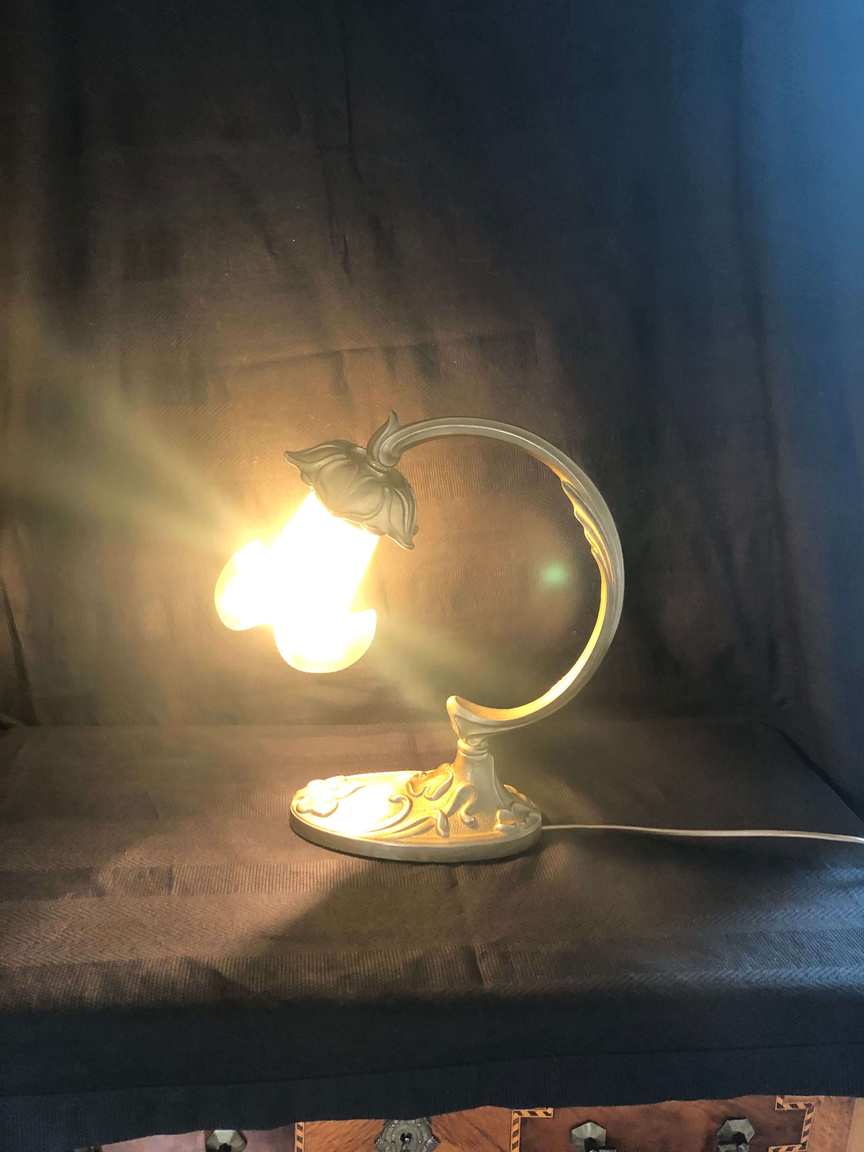 Lampe française en laiton style art déco - abat-jour en pâte de verre signée vianne