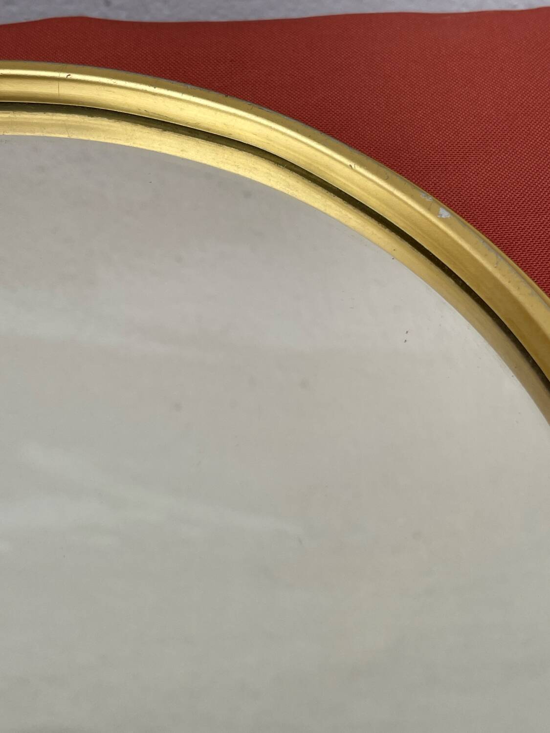 Round mirror in gold metal
