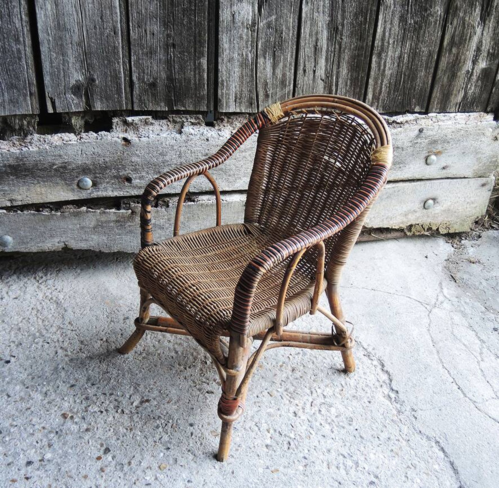 Fauteuil ancien en rotin pour enfant