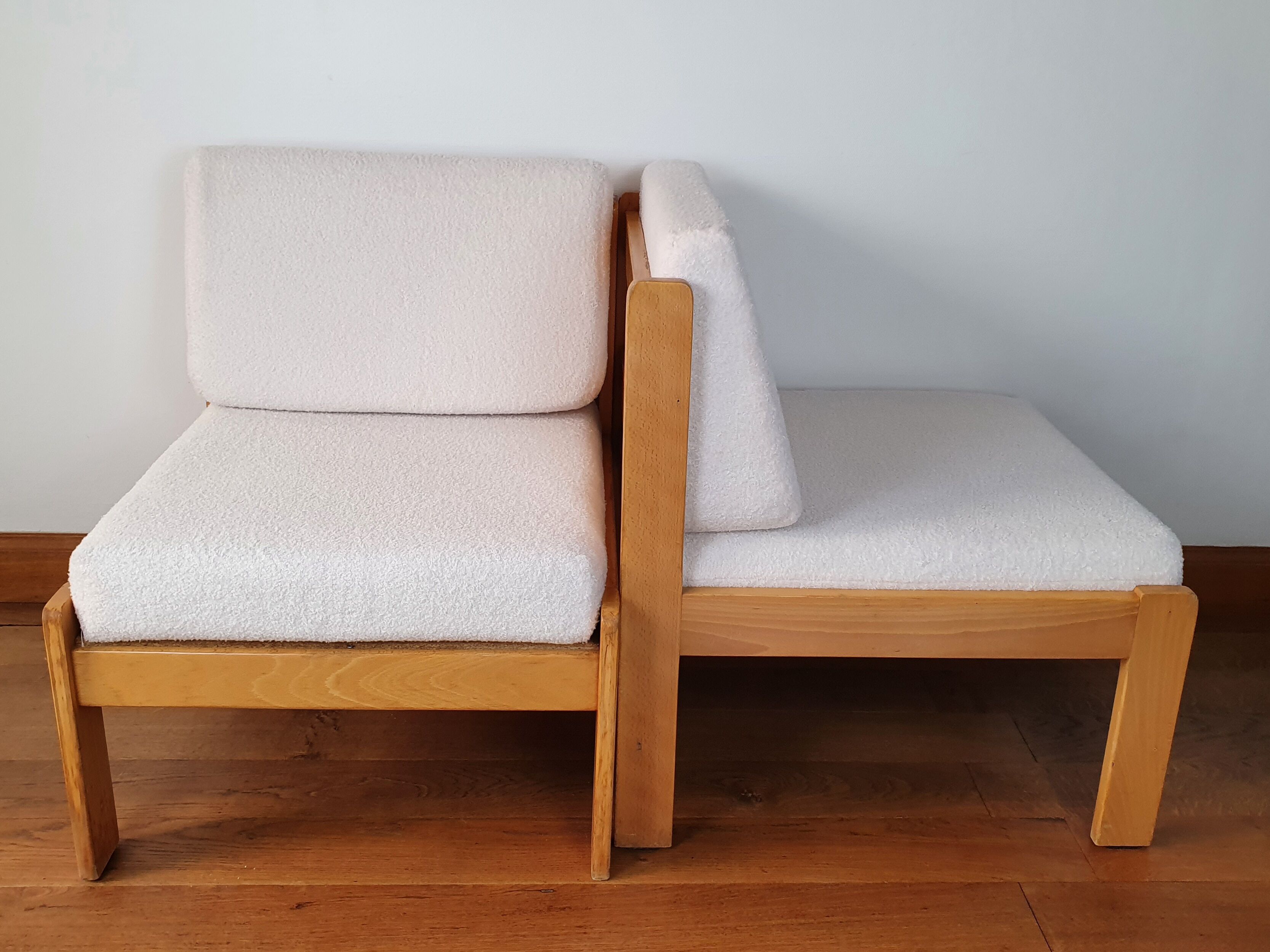 Paire de chauffeuses bois et tissu bouclette