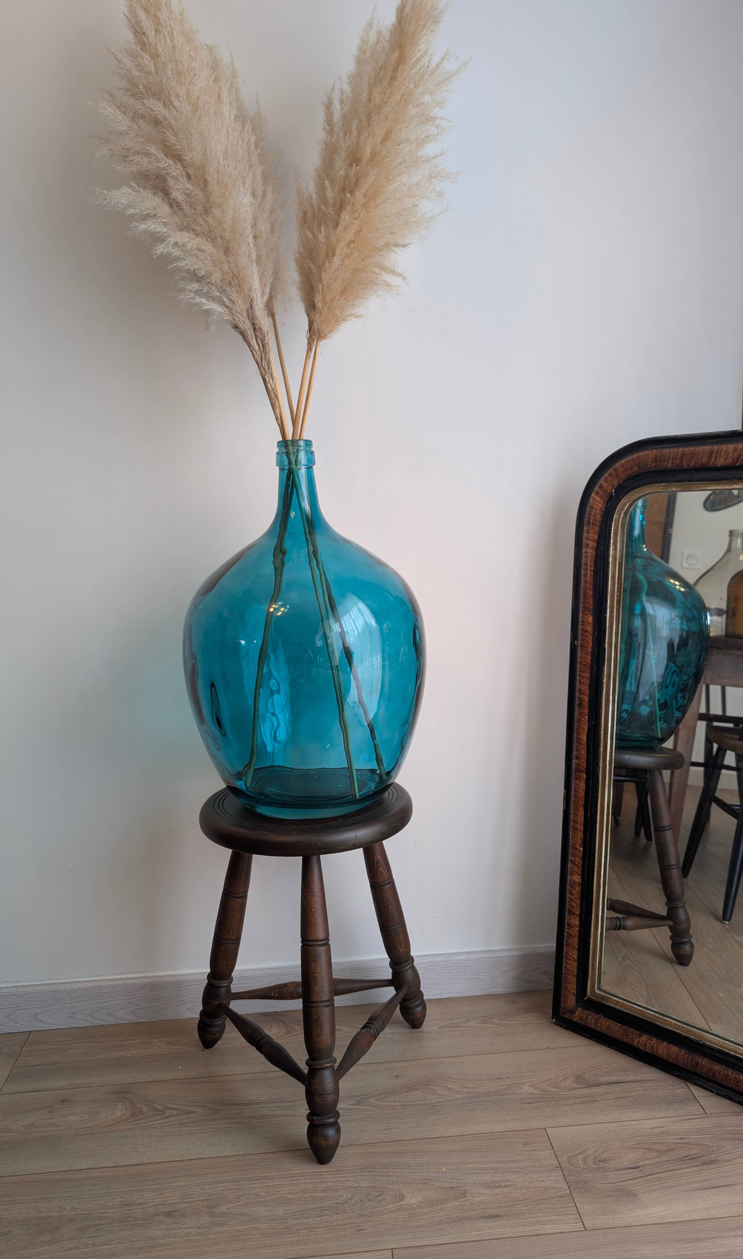 Tripod stool in turned wood, attributed to Charles Dudouyt, 20th century.