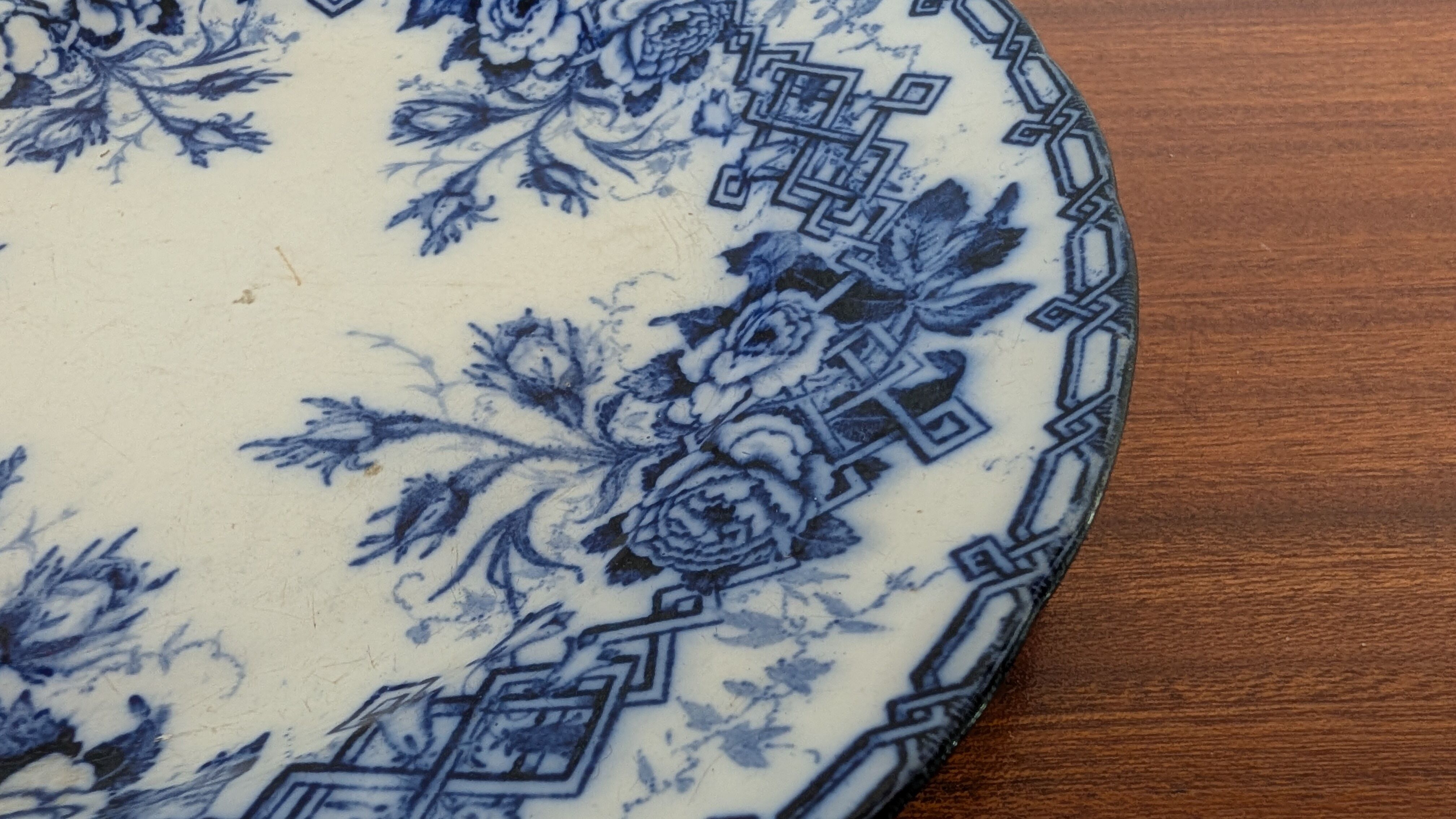 Assiette ancienne bleu cobalt L.M. & Cie – décor floral
