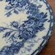 Assiette ancienne bleu cobalt L.M. & Cie – décor floral
