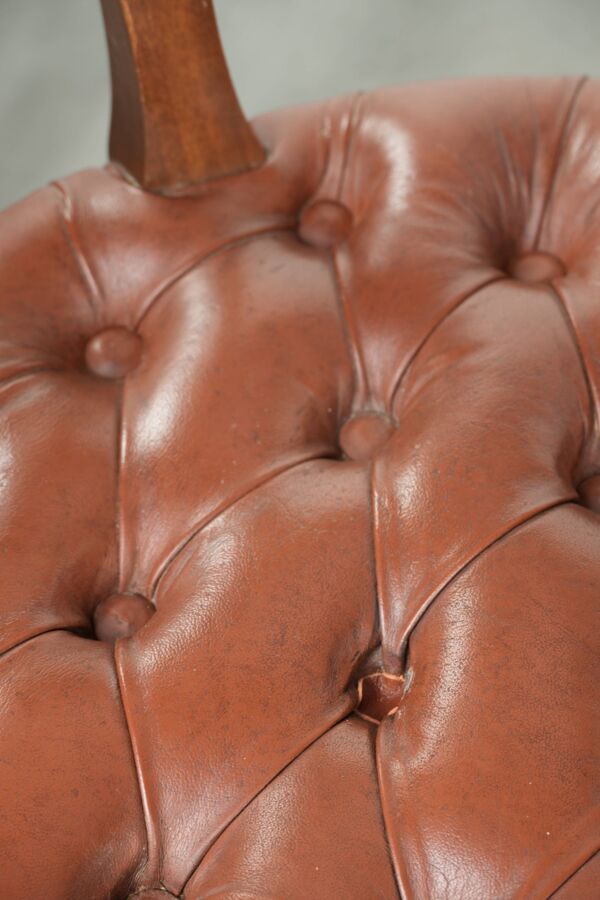 Ensemble de 2 chaises de bureau chesterfield en cuir de vachette pivotantes de style anglais.