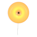 Grande applique murale italienne moderne du milieu du siècle en plexiglas et laiton