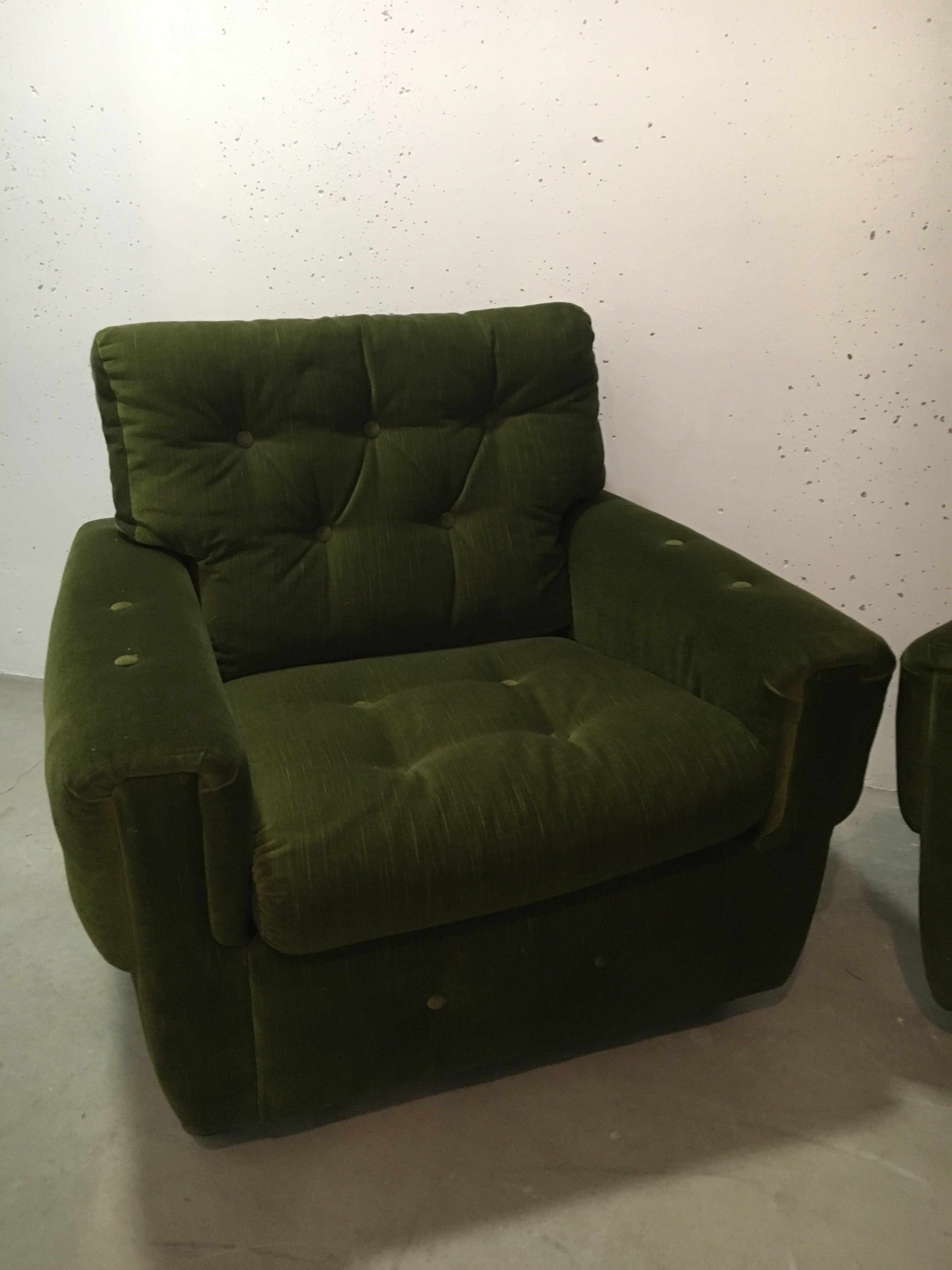 Paire de fauteuils, velours vert à roulettes, des années 70