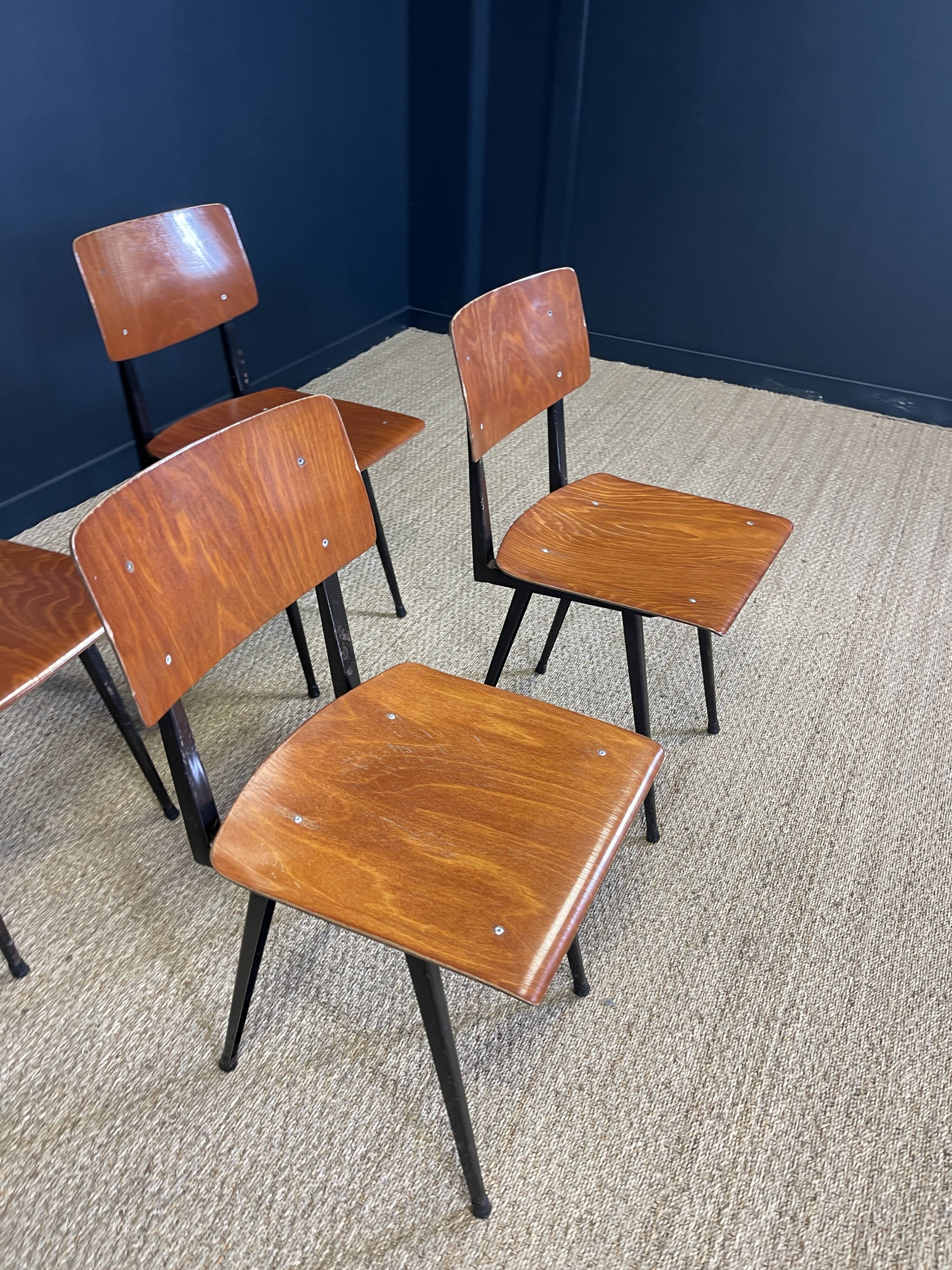 Ensemble de 4 chaises obo 60.10 bois miel pieds compas noirs