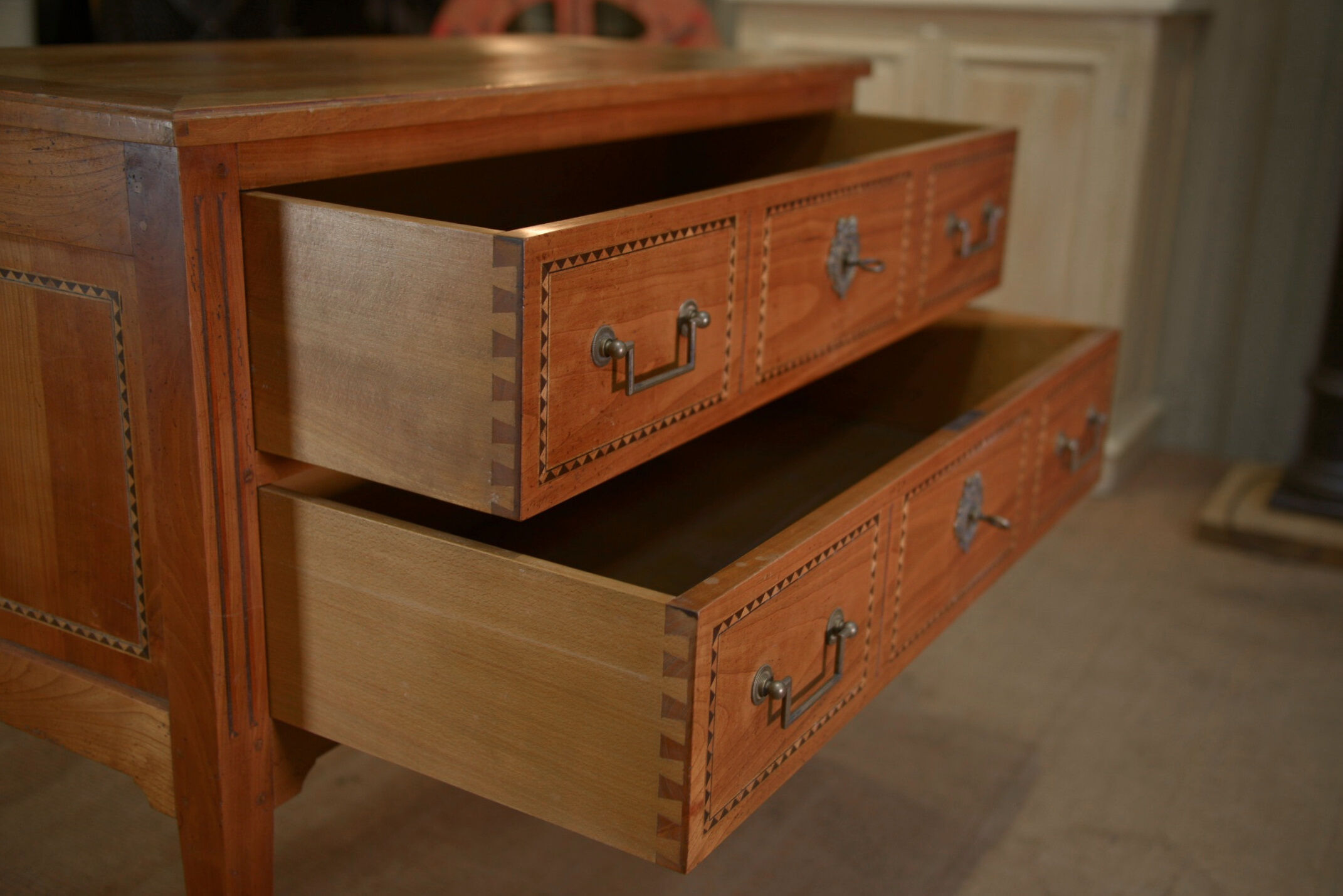 Commode de style Louis XVl en merisier 2 tiroirs estampillée Lechevalier. P.
