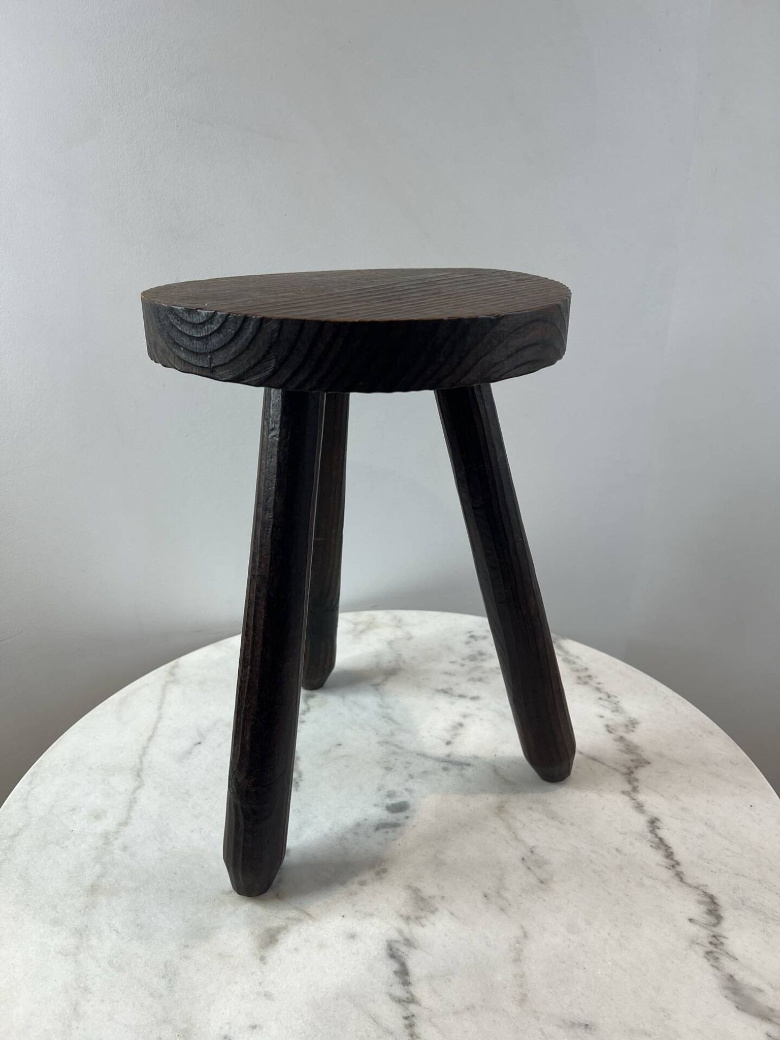 Tabouret tripode en bois tourné patiné