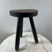 Tabouret tripode en bois tourné patiné